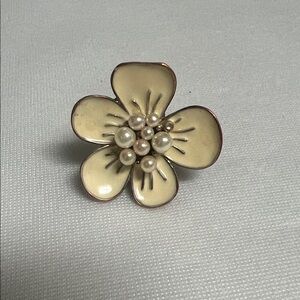 Cream Floral Pearl Center Brooch ring